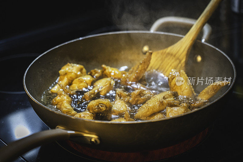 Cooking a traditional Chinese stew for the new year | Cola chicken wings 可乐鸡翅